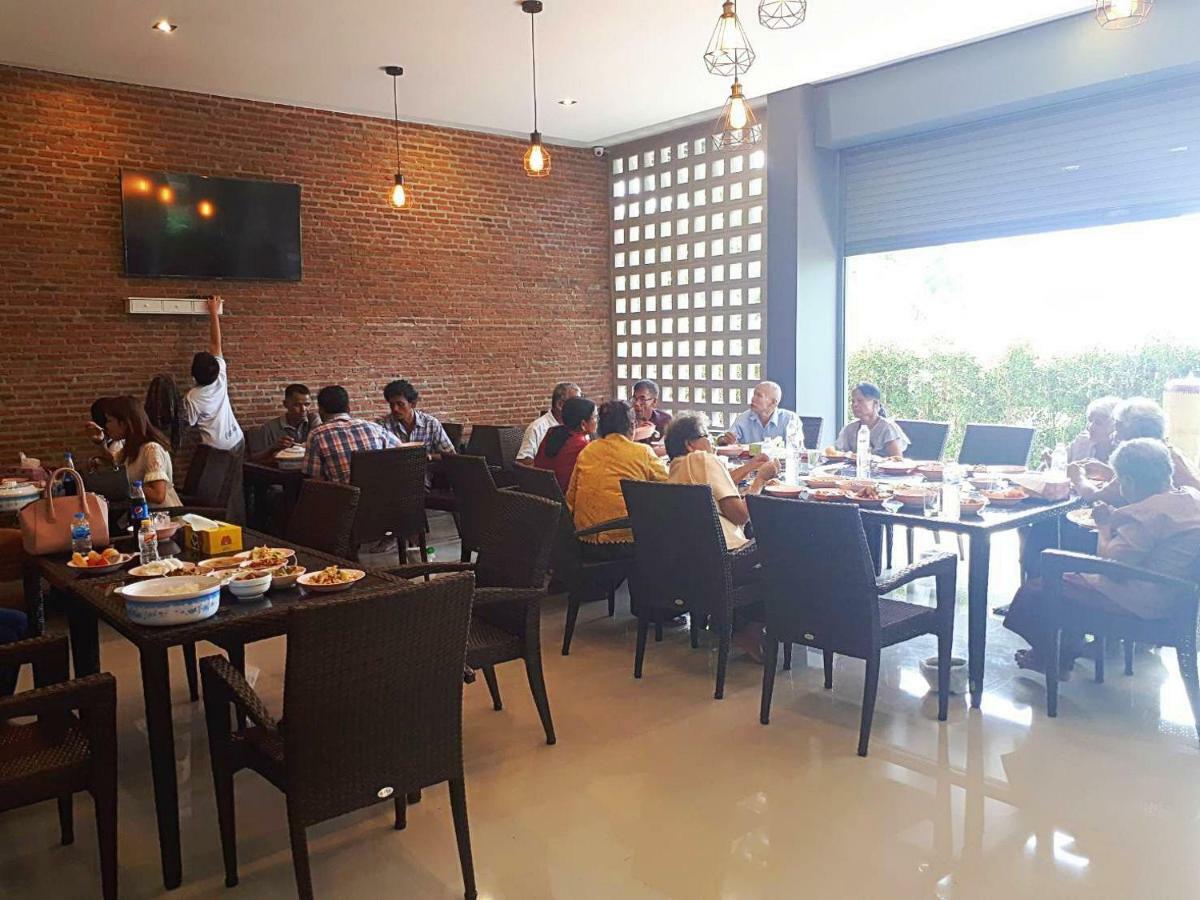 Sawasdee​ Buriram​ Resort Buitenkant foto